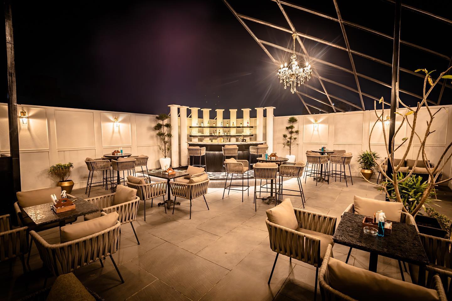 Klub Hermis, Lemon Tree Hotel